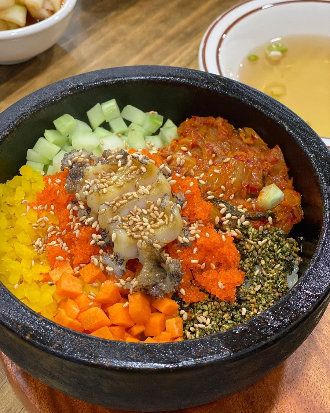 アワビとトビコ入りご飯