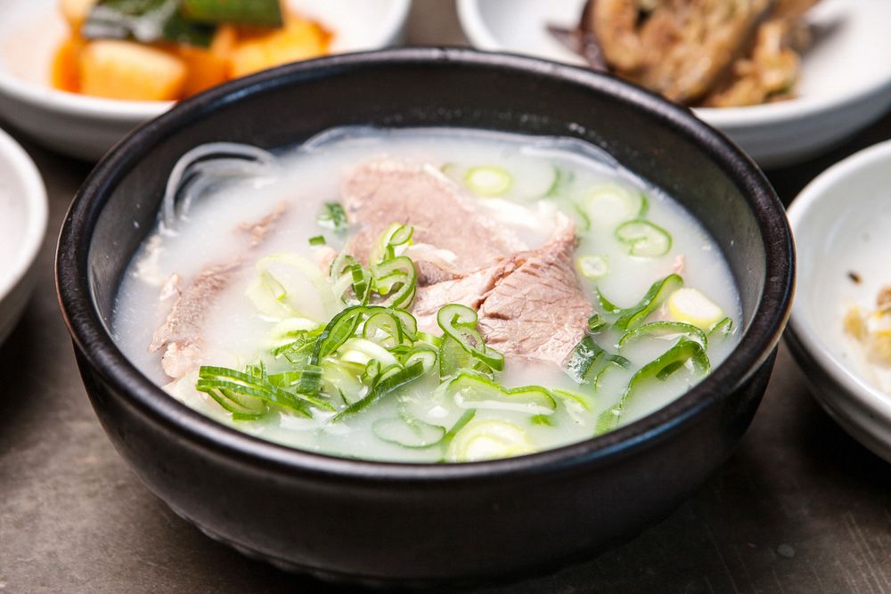 Hanyang Seolleongtang (ox bone soup)