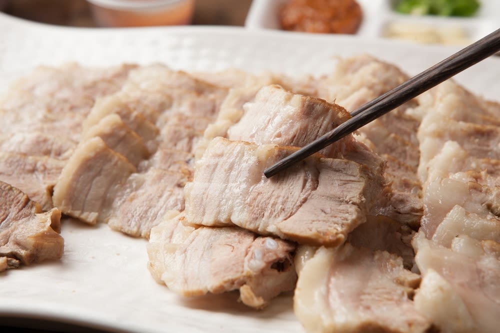 Suyuk (boiled beef or pork slices)