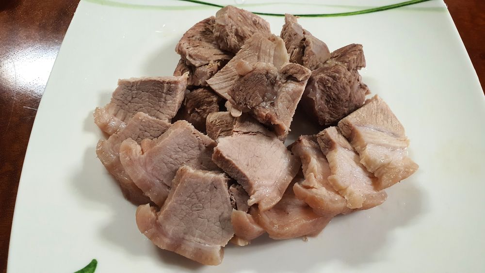 Suyuk (boiled beef or pork slices)