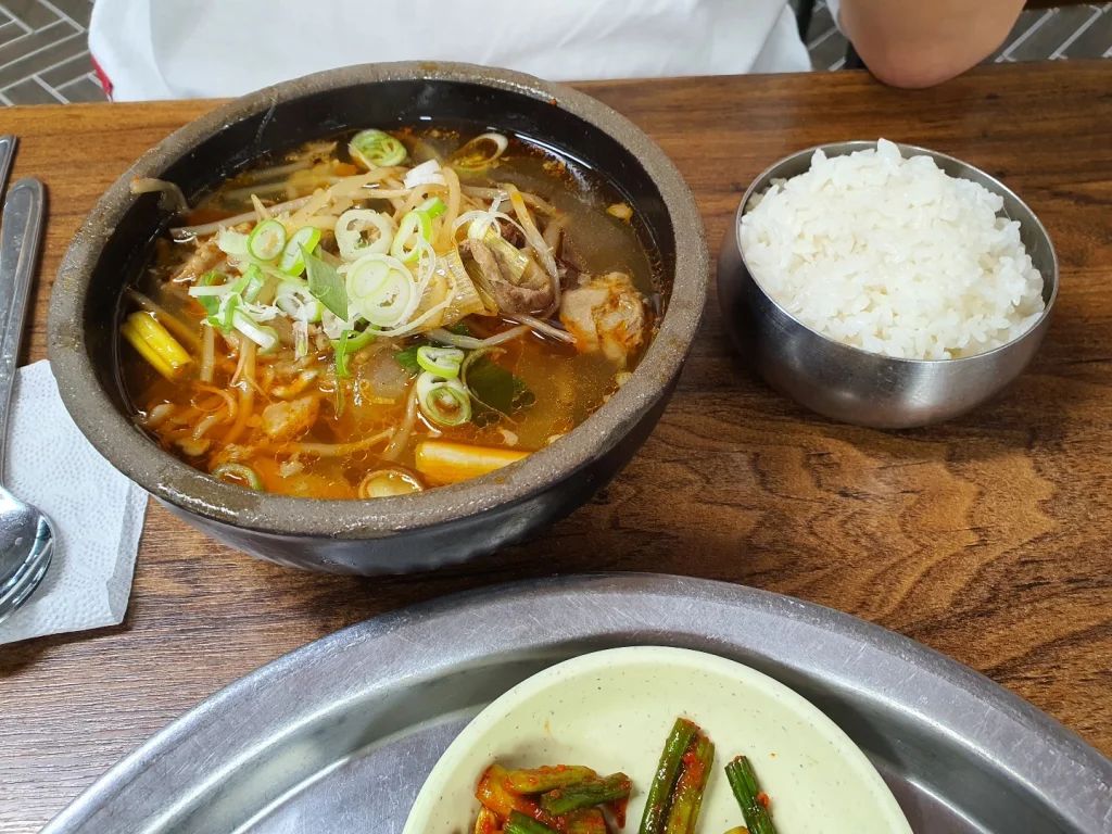 Beef Ttaro Gukbap (beef soup and rice served separately)