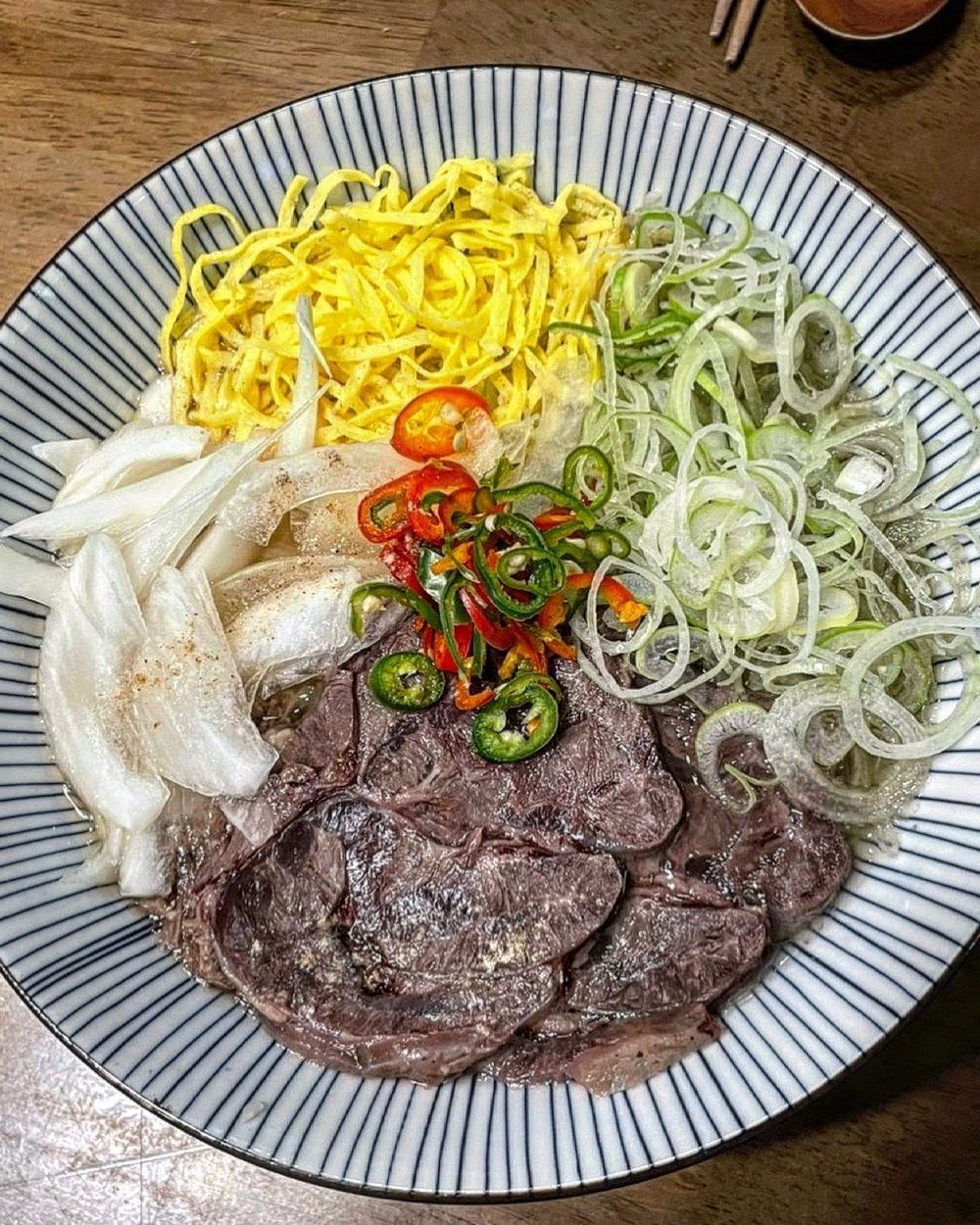 Beef shank Gom-guksu (noodles in beef broth)