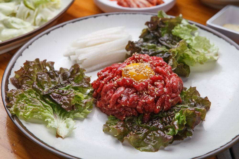 Yukhoe (beef tartare)