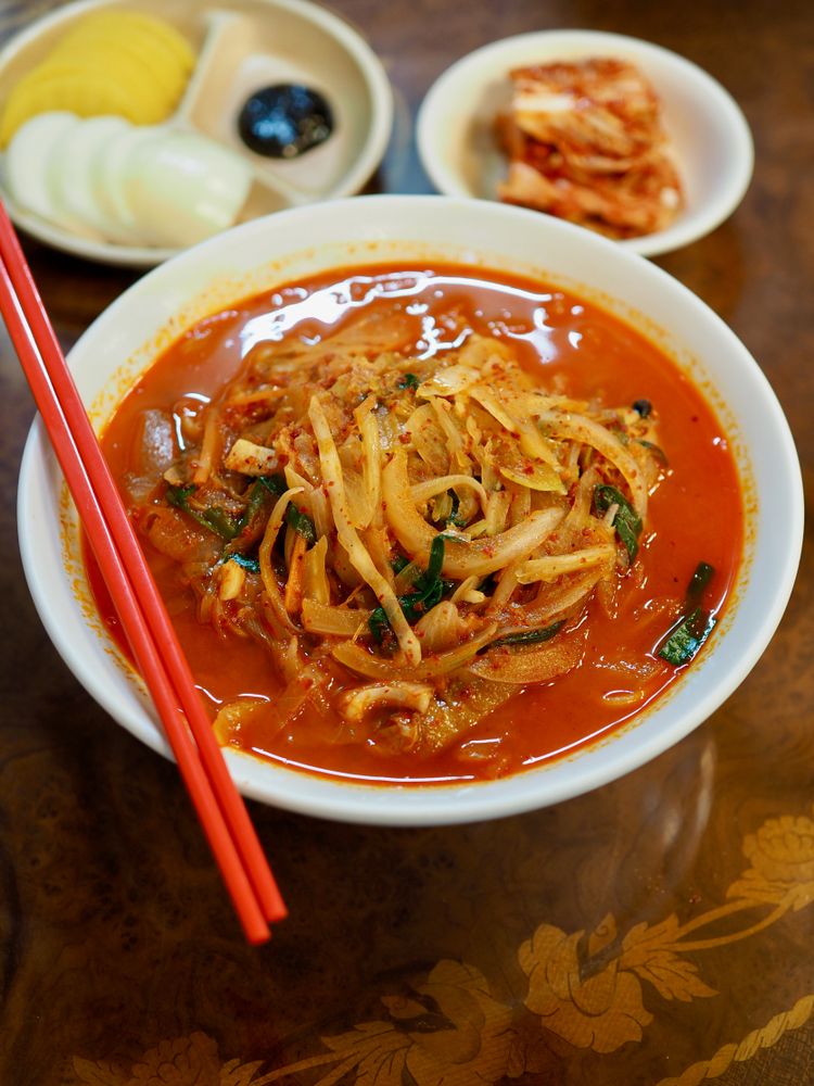 Jjamppong (spicy seafood noodle soup)