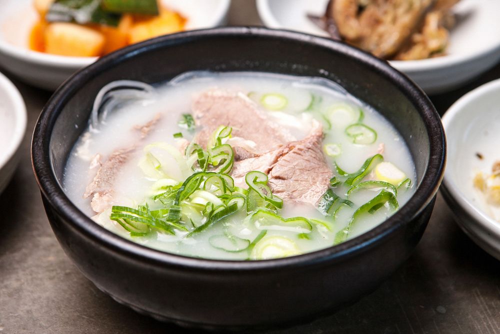 Ttaro Dweji Gukbap (pork soup and rice served separately)