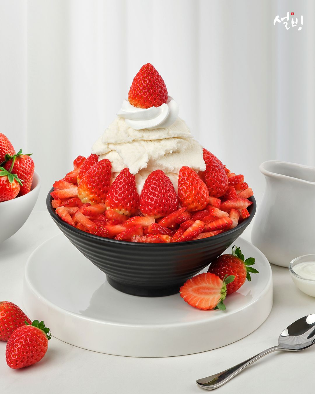 Yogurt Strawberry Bingsu