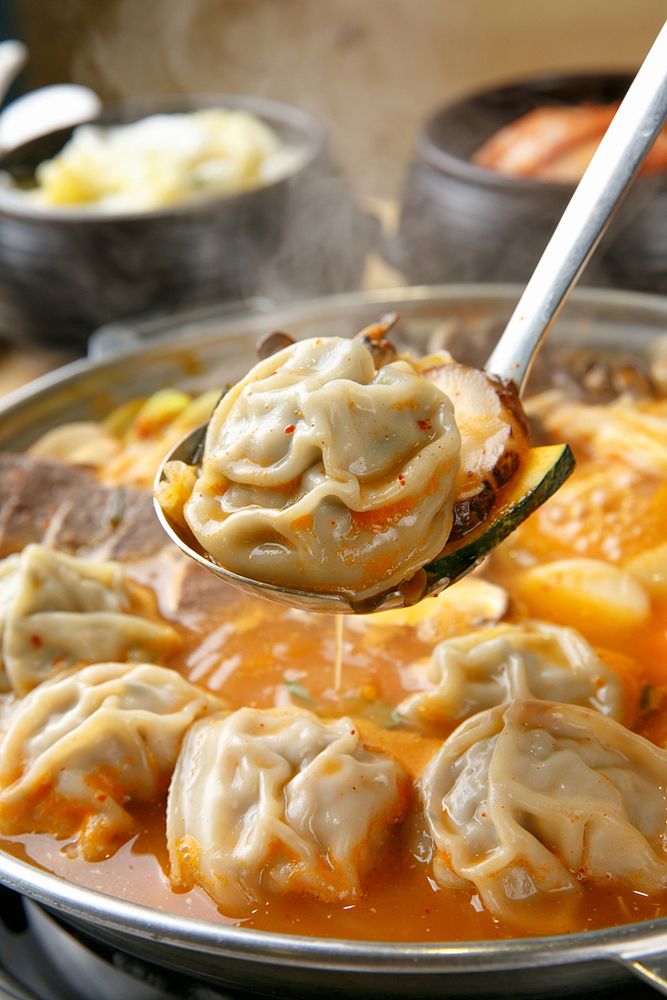 Mandu-jeongol (dumpling hot pot)