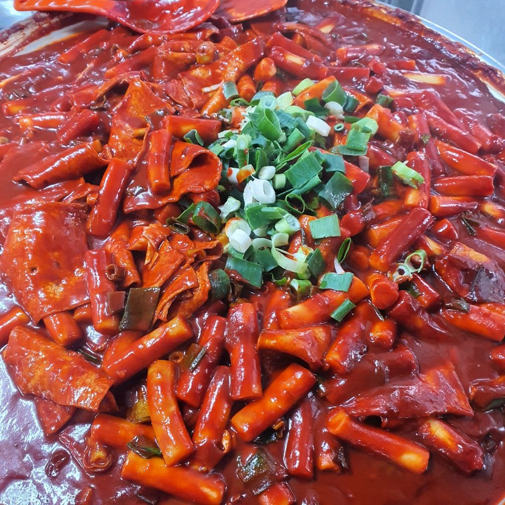 Tteokbokki (spicy rice cake)