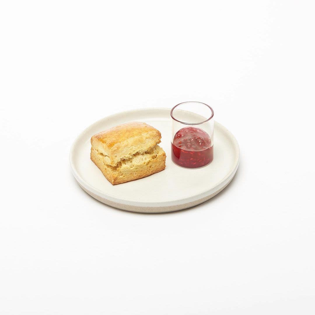 バタースコーンとクマイチゴのジャム