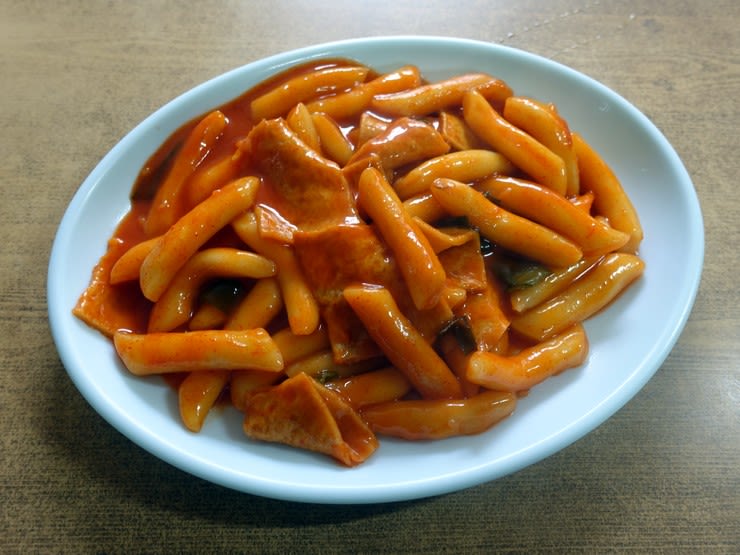 Tteokbokki (spicy rice cakes)