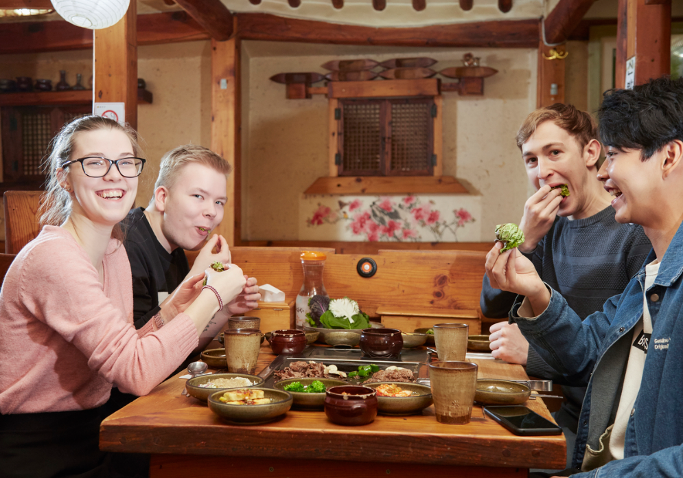 [ソウル] 小グループ制夜間グルメツアー: 伝統的な韓国式バーベキューを含む10種類の試食体験