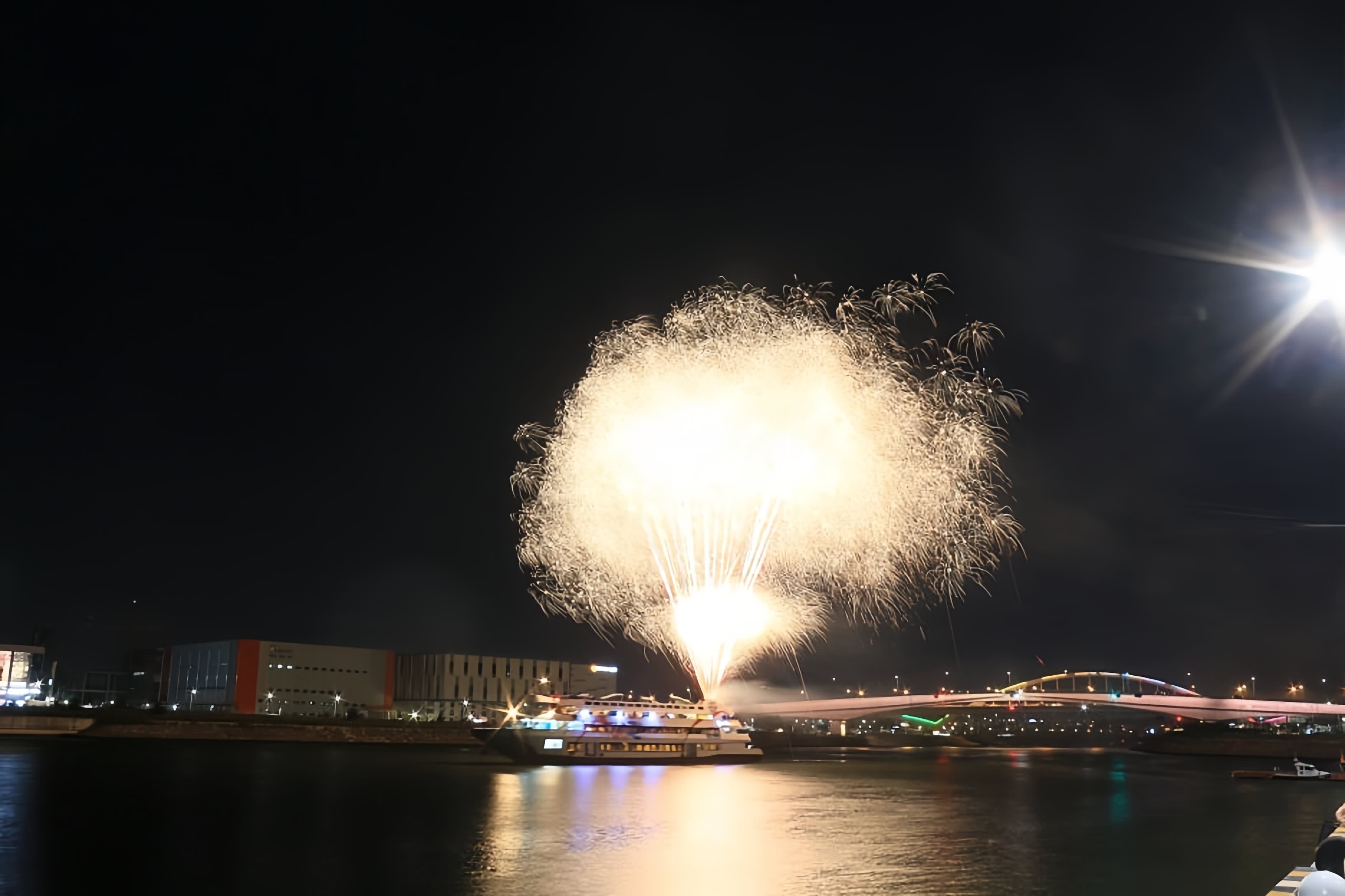 現代プレミアム アウトレット金浦＋花火クルーズ プライベート・デイ・ツアー