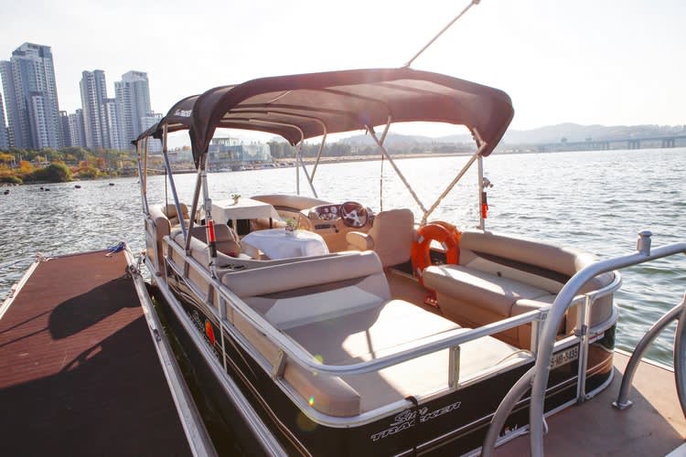 [ソウル]漢江 高級ヨット乗船体験チケット (Golden Blue Marina)