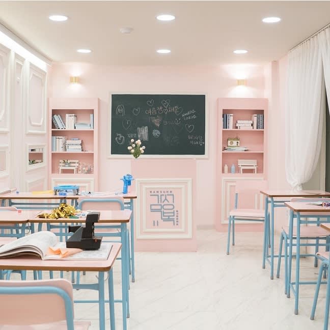 Seoul: Lotte World 1 Day Pass & Korean School Uniform Rental