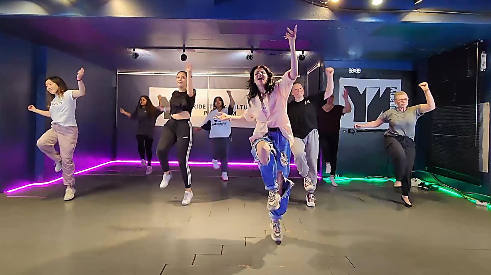 [首尔] 在江南学习K-POP舞蹈课堂+视频拍摄