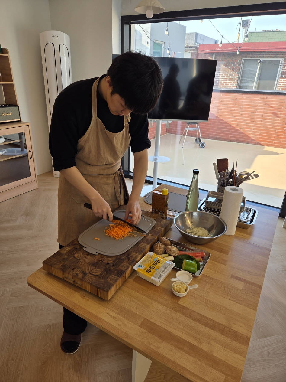 [Seoul] K-Cooking Class in Mangwon Market with a Trained Michelin-Starred Chef in Cheongdamdong