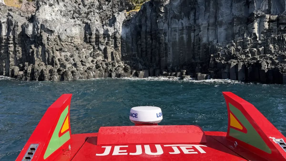 済州] 柱状節理の景色を眺めながら楽しむ、Jeju Jet パラセーリング