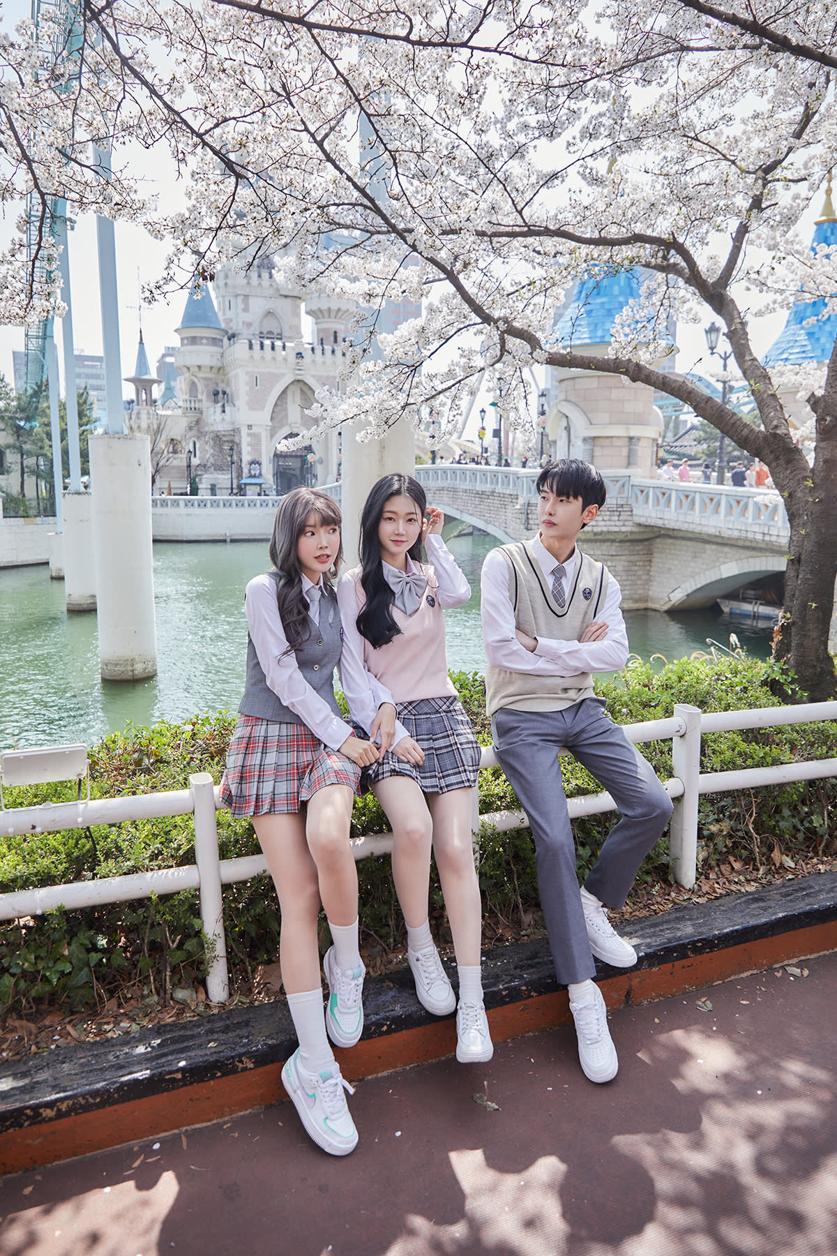 Seoul: Lotte World 1 Day Pass & Korean School Uniform Rental