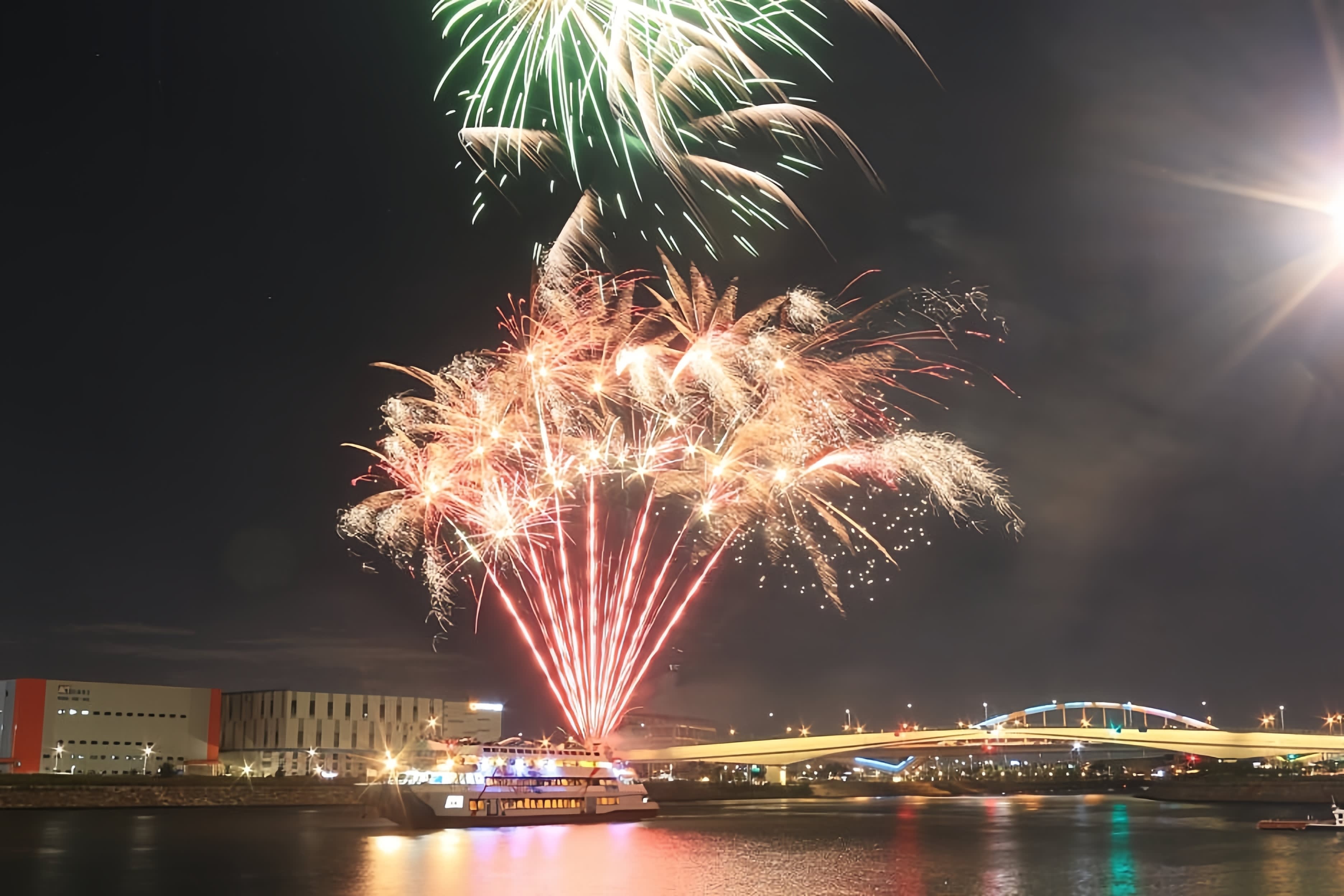 Hyundai Premium Outlet Gimpo + Fireworks Cruise Private Day Tour