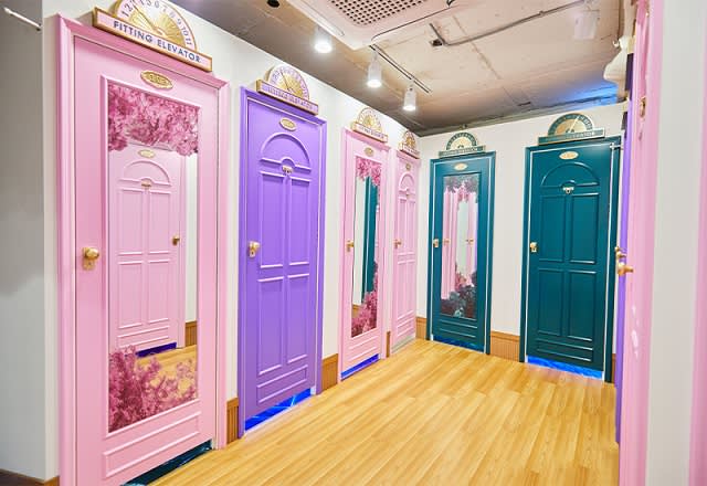 Seoul: Lotte World 1 Day Pass & Korean School Uniform Rental