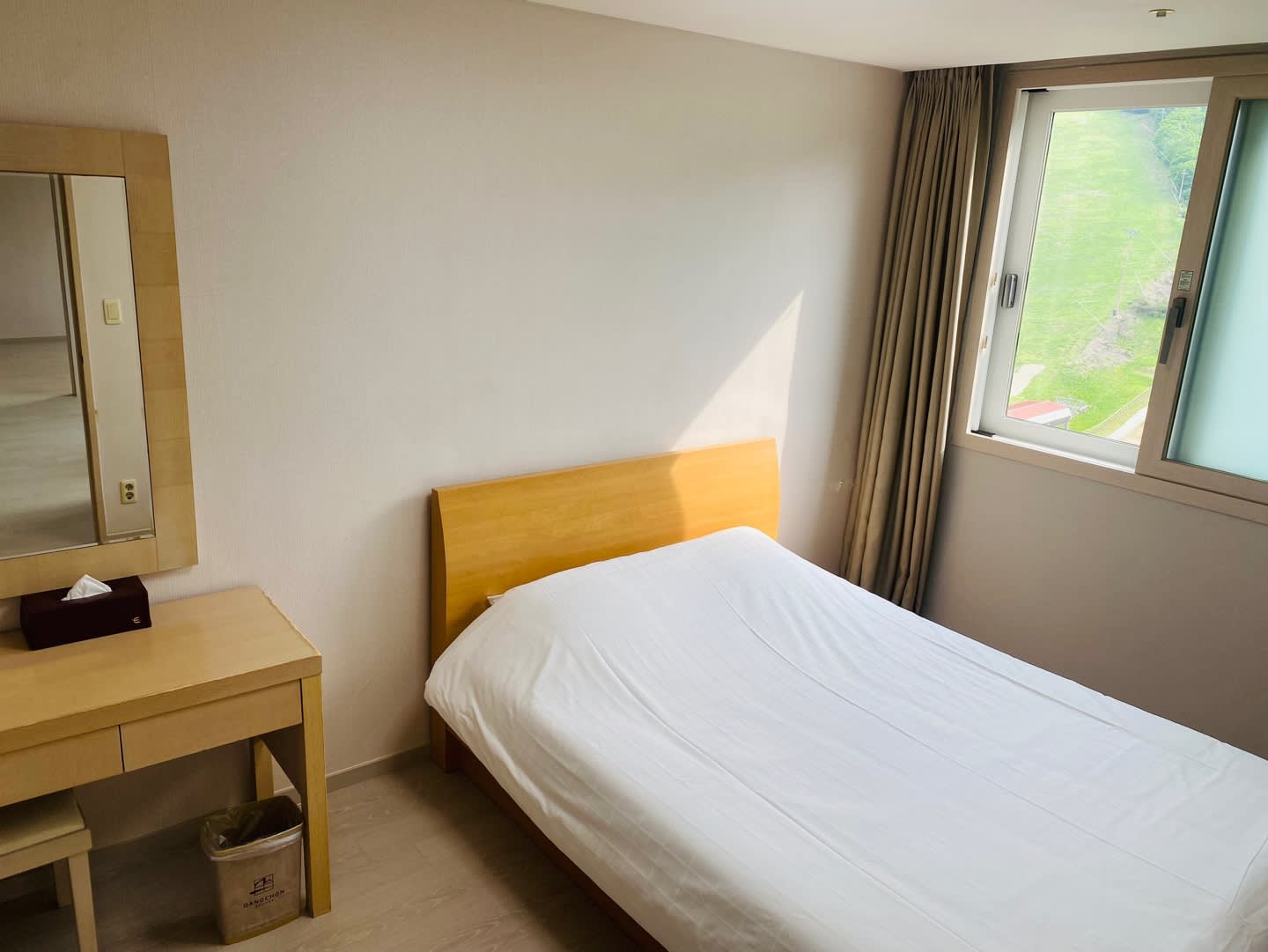 Elysian Ski 2 Days 1 Night Tour (Clothing + Snowboard gear + Basic Snowboard Lessons)