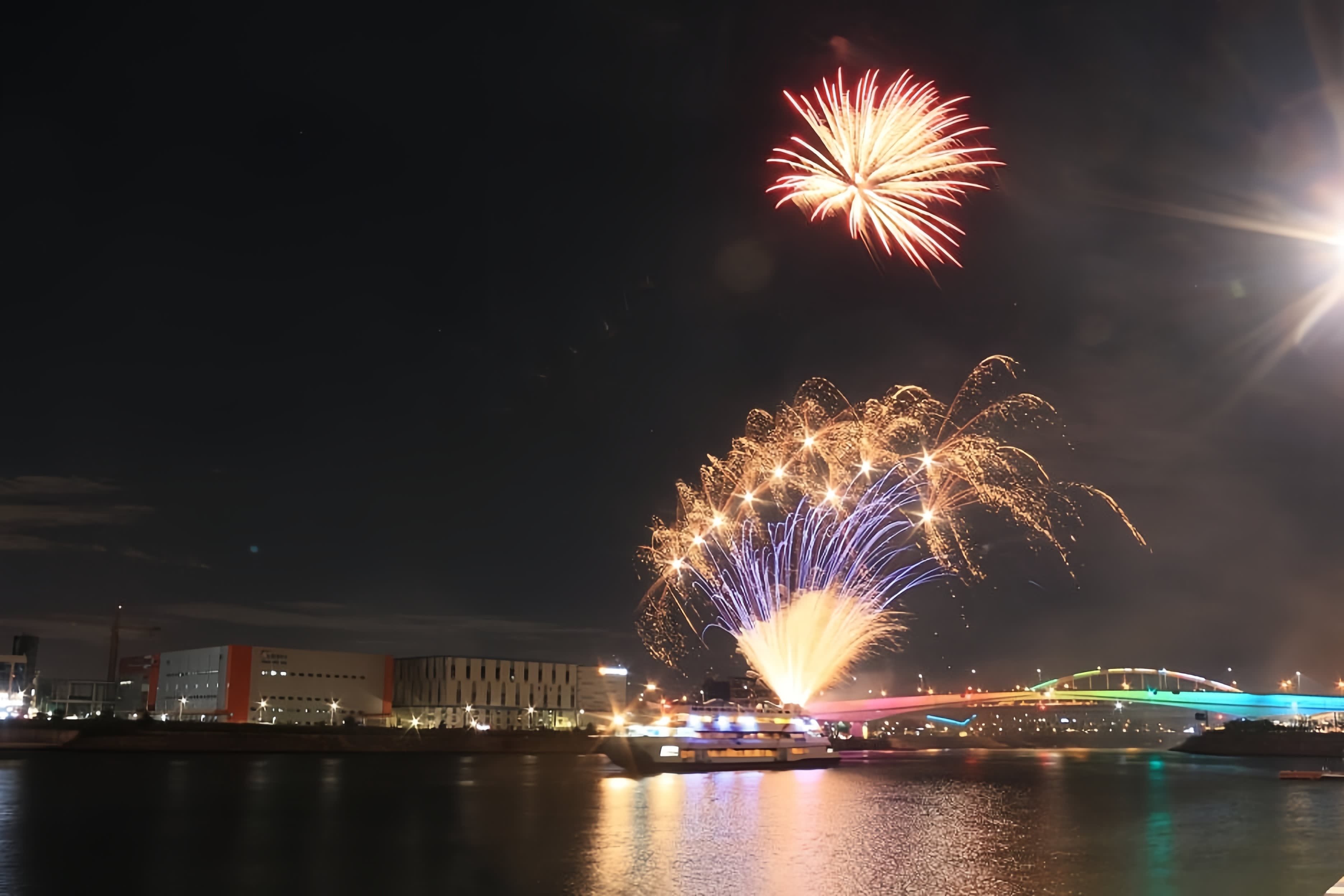 現代プレミアム アウトレット金浦＋花火クルーズ プライベート・デイ・ツアー