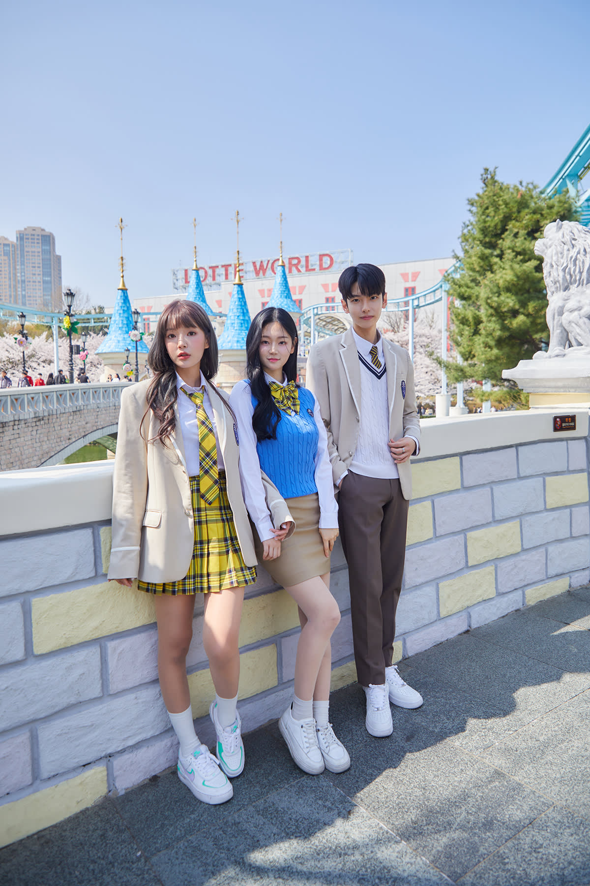 Seoul: Lotte World 1 Day Pass & Korean School Uniform Rental