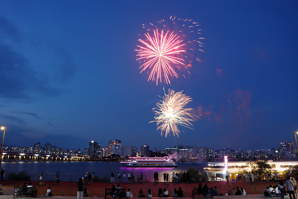 浪漫跨年夜！汉江花火晚餐游船 & 跨年倒计时之旅（含自助晚餐）