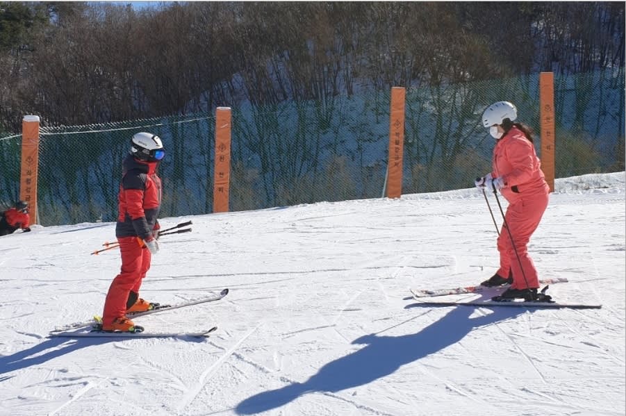  Jisan Forest Resort Ski Day Tour (Ski Clothing + Ski gear + Basic Ski Lessons+ Moving Walk)