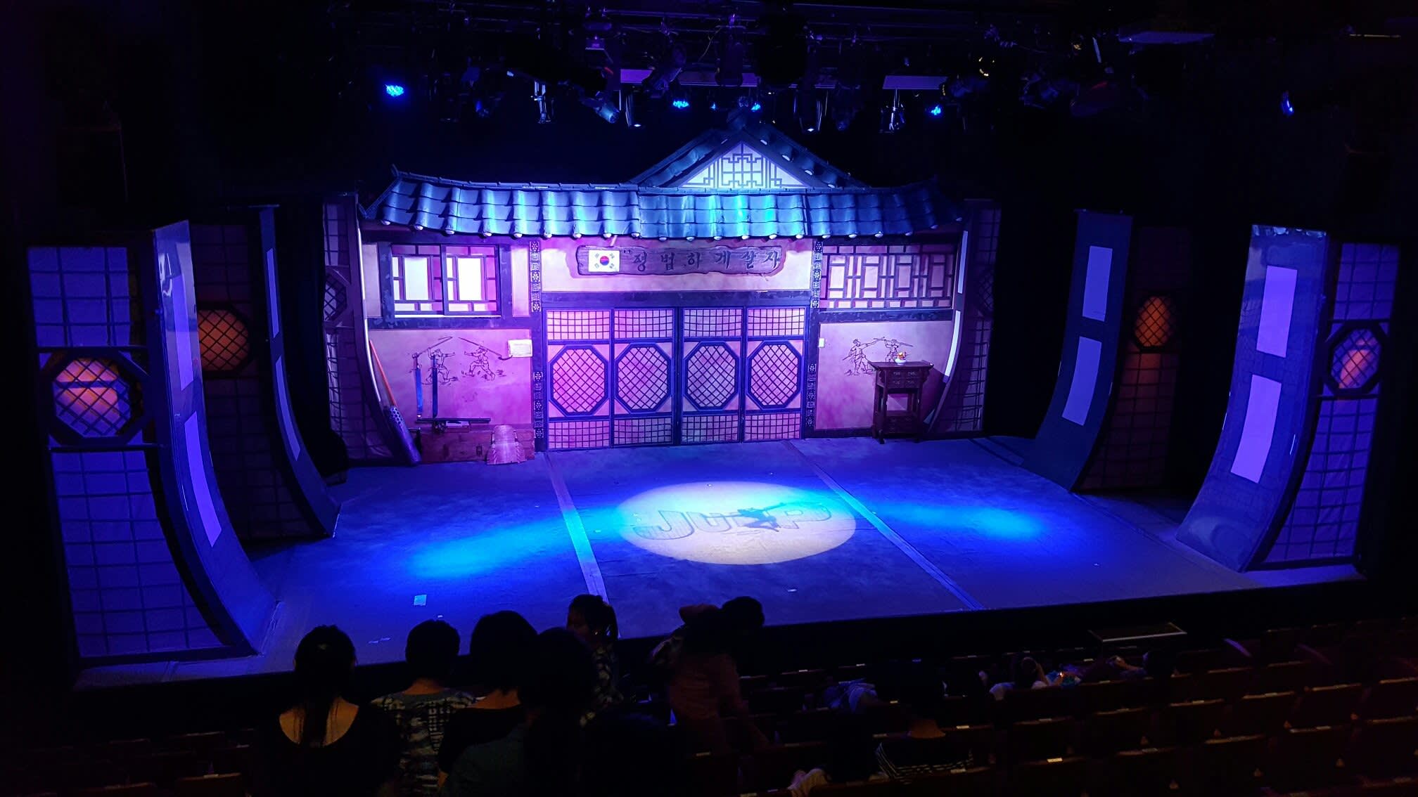 <JUMP> 喜剧武术表演