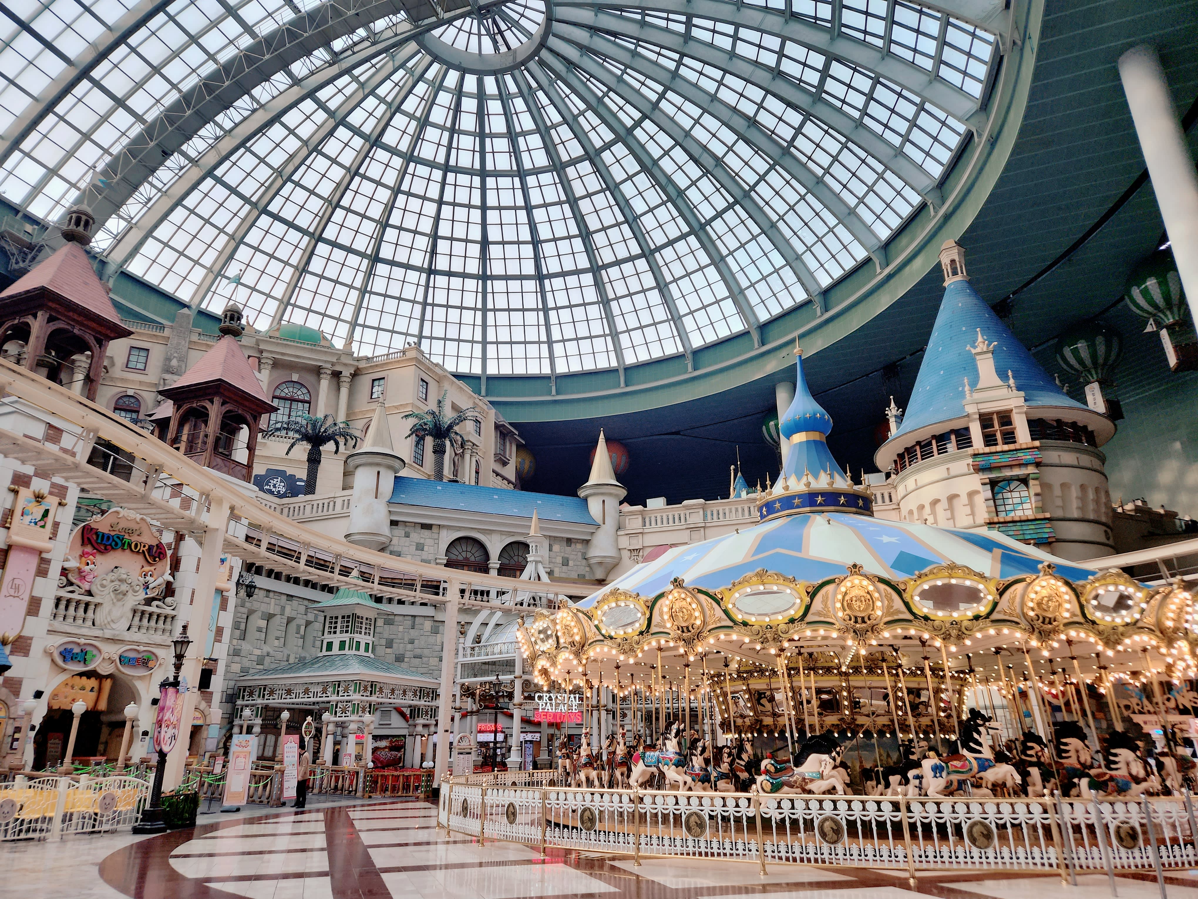 Seoul: Lotte World 1 Day Pass & Korean School Uniform Rental